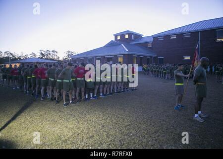 Us-Marines mit 2d Combat Engineer Battalion (CEB), 2nd Marine Division (2d MARDIV), ihren Kopf während einer Zeremonie in Camp Lejeune, N.C., April 1, 2017 Bogen. Die Marines nehmen in einer Zeremonie für das 2. jährliche 50 Meilen Lauf in Erinnerung an die 29 gefallenen Marines. Stockfoto