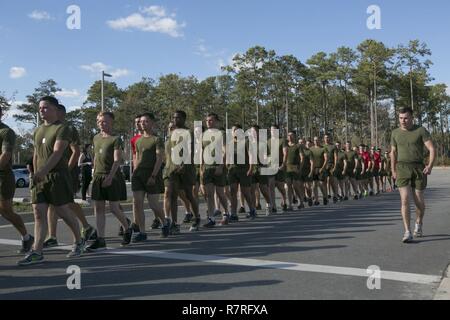 Us-Marines mit 2d Combat Engineer Battalion (CEB), 2nd Marine Division (2d MARDIV), März nach einem Durchlauf auf Camp Lejeune, N.C., April 1, 2017. Die Marines nehmen in einer Zeremonie für das 2. jährliche 50 Meilen Lauf in Erinnerung an die 29 gefallenen Marines. Stockfoto