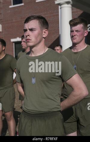 Us-Marines mit 2d Combat Engineer Battalion (CEB), 2nd Marine Division (2d MARDIV), stand in der Ausbildung in Camp Lejeune, N.C., April 1, 2017. Die Marines tragen die Kennzeichnungen der 29 gefallenen Kameraden während einer Zeremonie in ihrer Ehre gehalten. Stockfoto