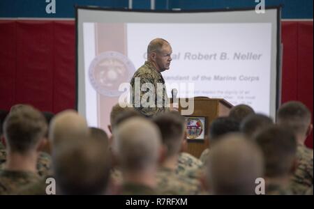 Kommandant des Marine Corps Gen. Robert B. Neller spricht mit Marines an kombinierten Waffen Training Center Camp Fuji, Japan, April 3, 2017. Neller sprach über die Bedeutung der Wahrung Mitsoldaten, und das Marine Corps' überarbeitete Social Media Policy. Stockfoto