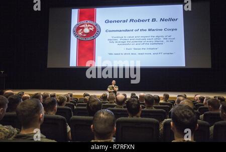 Kommandant des Marine Corps Gen. Robert B. Neller spricht mit Marine Offiziere des Marine Corps Air Station Iwakuni, Japan, April 3, 2017. Neller sprach über die Bedeutung der Wahrung Mitsoldaten, und das Marine Corps' überarbeitete Social Media Policy. Stockfoto