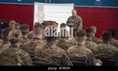 Kommandant des Marine Corps Gen. Robert B. Neller spricht mit Marines an kombinierten Waffen Training Center Camp Fuji, Japan, April 3, 2017. Neller sprach über die Bedeutung der Wahrung Mitsoldaten, und das Marine Corps' überarbeitete Social Media Policy. Stockfoto