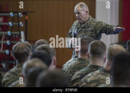 Kommandant des Marine Corps Gen. Robert B. Neller spricht mit Marines an kombinierten Waffen Training Center Camp Fuji, Japan, April 3, 2017. Neller sprach über die Bedeutung der Wahrung Mitsoldaten, und das Marine Corps' überarbeitete Social Media Policy. Stockfoto