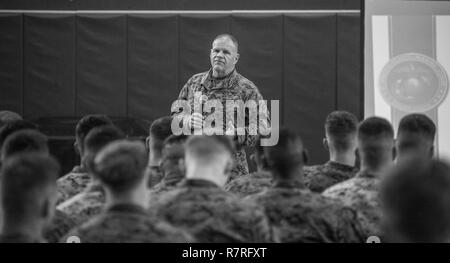 Kommandant des Marine Corps Gen. Robert B. Neller spricht mit Marines an kombinierten Waffen Training Center Camp Fuji, Japan, April 3, 2017. Neller sprach über die Bedeutung der Wahrung Mitsoldaten, und das Marine Corps' überarbeitete Social Media Policy. Stockfoto