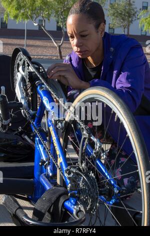 U.S. Army Staff Sgt. Altermese Kendrick, betrachtet die Planetenräder während ein Fahrrad für die Krieger und Übergang Armee Studien in Fort Bliss in Texas, April 02, 2017. Über 80 Verletzte, Kranke und Verletzte aktiven - Aufgabe Soldaten und Veteranen konkurrieren in acht verschiedenen Sportarten 2-6 April für die Gelegenheit Team Armee an der Abteilung 2017 der Verteidigung Krieger Spiele zu vertreten. Stockfoto