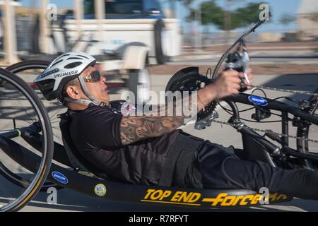 U.S. Army Veteran, Jhoonar Barrera, Hand-Zyklen während der Konkurrenz für die Krieger und Übergang Armee Studien in Fort Bliss in Texas, April 02, 2017. Über 80 Verletzte, Kranke und Verletzte aktiven - Aufgabe Soldaten und Veteranen konkurrieren in acht verschiedenen Sportarten 2-6 April für die Gelegenheit Team Armee an der Abteilung 2017 der Verteidigung Krieger Spiele zu vertreten. Stockfoto