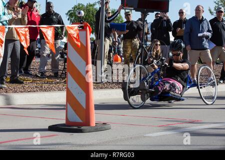 U.S. Army Staff Sgt. Altermese Kendrick, posiert für die Radfahren Ereignis für die Krieger und Übergang Armee Studien in Fort Bliss in Texas, April 02, 2017. Über 80 Verletzte, Kranke und Verletzte aktiven - Aufgabe Soldaten und Veteranen konkurrieren in acht verschiedenen Sportarten 2-6 April für die Gelegenheit Team Armee an der Abteilung 2017 der Verteidigung Krieger Spiele zu vertreten. Stockfoto