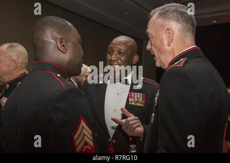 Sergeant Major des Marine Corps Sgt. Maj. Ronald L. grün, in der Mitte und Gen. Joseph F. Dunford, Vorsitzender des Generalstabs, rechts, sprechen mit Sgt. Jimmy ochan an der USO 35th jährliche Preise Abendessen im Crystal Gateway Marriott Hotel, Arlington, Virginia, 21. März 2017. Kommandant des Marine Corps Gen. Robert B. Neller präsentierte ein USO spezielle Salute award zu Grün im Namen aller Marine Corps Senior Berater angeworben und Marine Corps Familien. Stockfoto