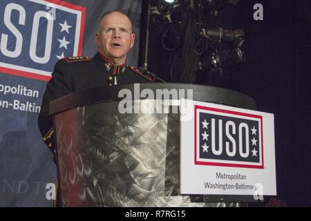 Kommandant des Marine Corps Gen. Robert B. Neller spricht an der USO 35th jährliche Preise Abendessen im Crystal Gateway Marriott Hotel, Arlington, Virginia, 21. März 2017. Neller präsentierte ein USO besondere Grüße an Sergeant Major des Marine Corps Sgt. Maj. Ronald L. Green im Namen aller Marine Corps Senior Berater angeworben und Marine Corps Familien. Stockfoto