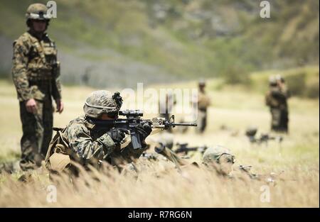 MARINE CORPS BASE HAWAII - Cpl. Brody Colby, eine mortarman mit Waffen Firma, 1.BATAILLON, 3. Marine Regiment, führt eine Feuer-und-Manöver Übung während der Erweiterten Infanterie Marine Kurs an der Kaneohe Bay Bereich Training Service an Bord der Marine Corps Base Hawaii, 31. März 2017. Der aimc ist ein 7 Woche erweiterte Infanterie militärische berufliche Specialty Kurs für Marines training Squad Leader zu werden. Die Ausbildung umfasst Unterricht, Bereiche und Feld Übungen. Stockfoto