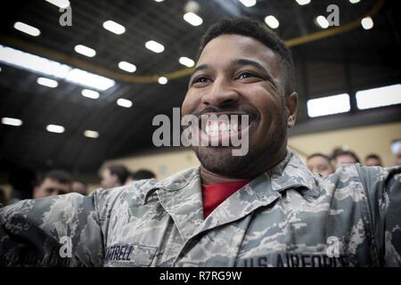 Senior Airman Quentin Gartrell, 374 Instandhaltungsgruppe Dokument Spezialist, Lächeln, nachdem Sie den Unterlegkeil halten Wettbewerb während der jährlichen 374 Instandhaltungsgruppe wrenchbender Rodeo bei Yokota Air Base, Japan, 31. März 2017. Den Radkeil halten Wettbewerb herausgefordert, Flieger, Keile, länger als die gegnerischen Mannschaften ertragen. Ein unterlegkeil ist ein Keil gegen ein Rad ein Flugzeug aus, um Bewegungen zu verhindern. Stockfoto