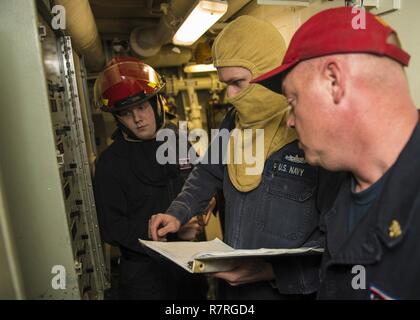 Gewässer, DIE DIE KOREANISCHE HALBINSEL (28. März 2017) Segler Steckdosen identifizieren, während eine Beschädigung Steuerung Training Team (DCTT) Übung an Bord der Arleigh-Burke-Klasse geführte Anti-raketen-Zerstörer USS Barry (DDG52). Barry ist auf Patrouille in den USA 7 Flotte Bereich für Maßnahmen zur Erhöhung der Sicherheit und Stabilität in der Indo-Asia-Pazifik-Region. Stockfoto