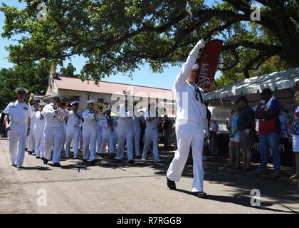 BILOXI, Fräulein (1. April 2017), Konteradmiral Timothy C. Gallaudet, Commander, Naval Meteorologie und Ozeanographie Befehl, spricht während der offiziellen Eröffnung Verkündigung Zeremonie für den Mississippi Bicentennial/Marine Woche Feier an Centennial Plaza, Gulfport Mississippi. Gulfport / Biloxi ist einer der ausgewählten Regionen a2017 Marine Woche, eine Woche U.S. Navy Bewusstsein durch lokale Öffentlichkeitsarbeit, Dienst an der Gemeinschaft und Ausstellungen zu erhöhen. Stockfoto