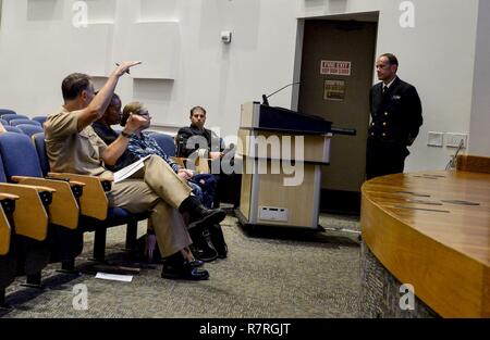 SAN DIEGO (Mar. 31, 2017) Kapitän Peter Roberts (links), kommandierender Offizier, medizinische Behandlung, USNS Mercy (T-AH 19), fragt eine Frage während einer Präsentation auf der 2. jährlichen Pacific Partnership 2016 Wissenschaftliche Tätigkeit Messe an Bord Naval Medical Center San Diego. Die wissenschaftliche Aktivität Fair gab den Teilnehmern die Möglichkeit, den Unterricht während der Pacific Partnerschaft, eine jährliche Disaster Response preparedness Mission gelernt zu diskutieren. Stockfoto