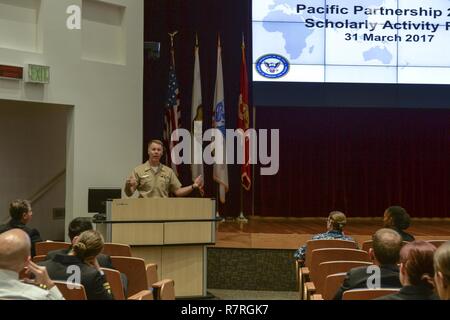 SAN DIEGO (Mar. 31, 2017) Kapitän Peter Roberts, kommandierender Offizier, medizinische Behandlung, USNS Mercy (T-AH 19), gibt seine Eröffnungsrede auf der 2. jährlichen Pacific Partnership 2016 Wissenschaftliche Tätigkeit Messe an Bord Naval Medical Center San Diego. Die wissenschaftliche Aktivität Fair gab den Teilnehmern die Möglichkeit, den Unterricht während der Pacific Partnerschaft, eine jährliche Disaster Response preparedness Mission gelernt zu diskutieren. Stockfoto