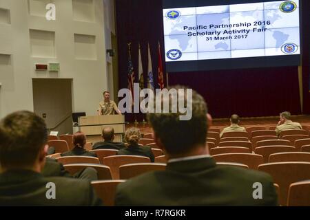 SAN DIEGO (Mar. 31, 2017) Kapitän Peter Roberts, kommandierender Offizier, medizinische Behandlung, USNS Mercy (T-AH 19), gibt seine Eröffnungsrede auf der 2. jährlichen Pacific Partnership 2016 Wissenschaftliche Tätigkeit Messe an Bord Naval Medical Center San Diego. Die wissenschaftliche Aktivität Fair gab den Teilnehmern die Möglichkeit, den Unterricht während der Pacific Partnerschaft, eine jährliche Disaster Response preparedness Mission gelernt zu diskutieren. Stockfoto