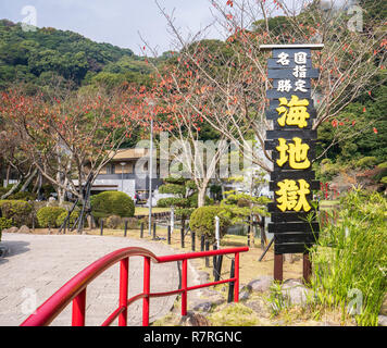 Beppu, Oita, Japan, November 8, 2018: UMI JIGOKU (Meer Hölle) Teich im Herbst, einer der berühmten Thermalquellen Sicht, die die Stockfoto