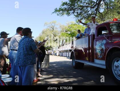 BILOXI, Fräulein (1. April 2017), Konteradmiral Timothy C. Gallaudet, Commander, Naval Meteorologie und Ozeanographie Befehl, beteiligt sich an den Mississippi Bicentennial/Marine Woche Feier Parade an der hundertjährigen Plaza, Gulfport Mississippi. Gulfport / Biloxi ist einer der ausgewählten Regionen a2017 Marine Woche, eine Woche U.S. Navy Bewusstsein durch lokale Öffentlichkeitsarbeit, Dienst an der Gemeinschaft und Ausstellungen zu erhöhen. Stockfoto