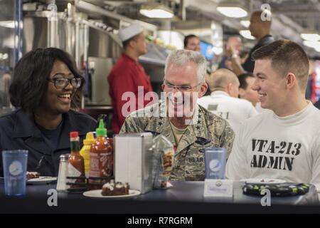 Arabischen Golf (29. März 2017) Stellvertretende Vorsitzende des Generalstabs, General Paul Selva spricht mit Segler auf dem Chaos Deck der Flugzeugträger USS George H.W. Bush (CVN 77) (GHWB) während einer United Service Organizations" (USO) besuchen Sie zum Schiff. Die George H.W. Bush Carrier Strike Group ist in den USA der 5. Flotte Bereich für Maßnahmen zur Erhöhung der Sicherheit des Seeverkehrs auf die Verbündeten und Partnern zu beruhigen bereitgestellt, und der Freiheit der Schiffahrt eine den freien Handel in der Region zu erhalten. Stockfoto