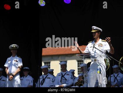 BILOXI, Fräulein (1. April 2017), Konteradmiral Timothy C. Gallaudet, Commander, Naval Meteorologie und Ozeanographie Befehl, erkennt Crew Mitglieder der Virginia-Klasse schnell-Angriffs-U-Boot USS Mississippi (SSN782) während der offiziellen Eröffnung Verkündigung Zeremonie für den Mississippi Bicentennial/Marine Woche Feier an Centennial Plaza, Gulfport Mississippi. Gulfport / Biloxi ist einer der ausgewählten Regionen a2017 Marine Woche, eine Woche U.S. Navy Bewusstsein durch lokale Öffentlichkeitsarbeit, Dienst an der Gemeinschaft und Ausstellungen zu erhöhen. Stockfoto