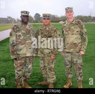 Command Sergeant Major Grady blau, 311. ESC Befehl Sergeant-Major, 1st Sgt. Kelly Javier, 311. ESC First Sergeant, und Major General David Elwell, 311. ESC Kommandierender general, reiste nach Camp Parks um die Ereignisse zu beobachten die Teilnehmer anfeuern und austeilen Auszeichnungen am Finaltag der 311. ESC besten Krieger Konkurrenz auf dem Camp Parks Reserve Kräfte Truppenübungsplatz in Dublin , Calif., März 23-26. Die besten Krieger-Wettbewerb ist ein jährlicher Wettbewerb, betreut durch die Abteilung der Armee als Mittel der Identifizierung und Anerkennung Soldaten im aktiven, spezielle Operationen, die Nationalgarde und Reserve Stockfoto