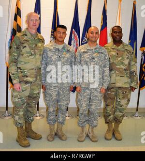 Major General David Elwell, 311. Expeditionary Sustainment Command Kommandierender general, meldete die Junior Sieger Spc. Kenny Ochoa, 481. Transportation Company, Port Hueneme, Kalifornien, der NCO-Gewinner Sgt. Felix Garcia, 311. ESC-Unteroffizier, Los Angeles, Kalifornien, und Command Sergeant Major Grady blau, 311. ESC Befehl Sergeant-Major, reiste nach Camp Parks für den 311. ESC besten Krieger Wettbewerb auf dem Camp Parks Reserve Kräfte Truppenübungsplatz in Dublin , Calif., März 23-26. Stockfoto