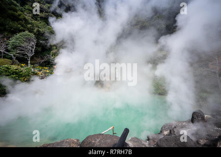 Beppu, Oita, Japan, November 8, 2018: UMI JIGOKU (Meer Hölle) Teich im Herbst, einer der berühmten Thermalquellen Sicht, die die Stockfoto