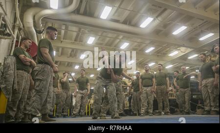 USS SOMERSET, auf See (27. März 2017) US Marine Sgt. Michael Farrow, ein leichtes gepanzertes Fahrzeug Marine, leicht gepanzerten Aufklärer, Bataillon Landung Team 1 Mrd., 4 Marines, 11 Marine Expeditionary Unit (MEU), führt eine Schulter werfen beim Marine Corps Martial Arts Programm (MCMAP) Training an Bord der USS Somerset LPD (25), März 27. Zusätzlich zu den physischen Aspekt des MCMAP Marines die Teilnahme an der Ausbildung ein tie-in Thema für Führung besprechen, Kampfhandlungen oder Krieger Ethos, die für die Aufrechterhaltung der geistigen und Charakter Disziplin Aids. Die 11 MEU ist i Stockfoto