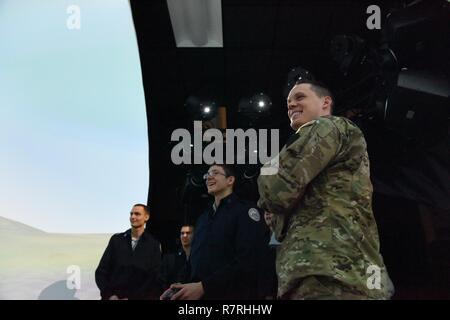 New York Central School District Luftwaffe Junior Reserve Officer Training Corps kadetten Verwendung des 148 Air Support Operation Squadron gemeinsame Endgerät angreifen Controller Trainingssimulator, Fort Indiantown Gap, Pittsburgh, Pennsylvania, 30. März 2017. Flieger der 193 regionalen Support Gruppe gab die Zentrale York Kadetten, zusammen mit Coatesville Area School District Kadetten eine Tour von Armee und Luftwaffe Einrichtungen im Ft. Indiantown Gap. Stockfoto