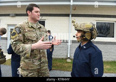 New York Central School District Luftwaffe Junior Reserve Officer Training Corps Kadetten check out 148 Air Support der Operation Squadron Ausrüstung, Fort Indiantown Gap, Pittsburgh, Pennsylvania, 30. März 2017. Flieger der 193 regionalen Support Gruppe gab die Kadetten eine Tour von Armee und Luftwaffe Einrichtungen im Ft. Indiantown Gap. Stockfoto