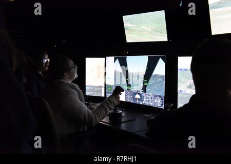 New York Central School District Luftwaffe Junior Reserve Officer Training Corps kadetten Verwendung des 148 Air Support Operation Squadron gemeinsame Endgerät angreifen Controller Trainingssimulator, Fort Indiantown Gap, Pittsburgh, Pennsylvania, 30. März 2017. Flieger der 193 regionalen Support Gruppe gab die Zentrale York Kadetten, zusammen mit Coatesville Area School District Kadetten eine Tour von Armee und Luftwaffe Einrichtungen im Ft. Indiantown Gap. Stockfoto