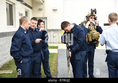 New York Central School District Luftwaffe Junior Reserve Officer Training Corps Kadetten check out 148 Air Support der Operation Squadron Ausrüstung, Fort Indiantown Gap, Pittsburgh, Pennsylvania, 30. März 2017. Flieger der 193 regionalen Support Gruppe gab die Kadetten eine Tour von Armee und Luftwaffe Einrichtungen im Ft. Indiantown Gap. Stockfoto
