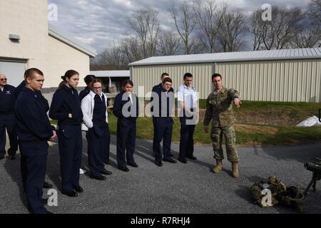 New York Central School District Luftwaffe Junior Reserve Officer Training Corps Kadetten check out 148 Air Support der Operation Squadron Ausrüstung, Fort Indiantown Gap, Pittsburgh, Pennsylvania, 30. März 2017. Flieger der 193 regionalen Support Gruppe gab die Kadetten eine Tour von Armee und Luftwaffe Einrichtungen im Ft. Indiantown Gap. Stockfoto