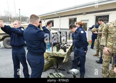 New York Central School District Luftwaffe Junior Reserve Officer Training Corps Kadetten check out 148 Air Support der Operation Squadron Ausrüstung, Fort Indiantown Gap, Pittsburgh, Pennsylvania, 30. März 2017. Flieger der 193 regionalen Support Gruppe gab die Kadetten eine Tour von Armee und Luftwaffe Einrichtungen im Ft. Indiantown Gap. Stockfoto