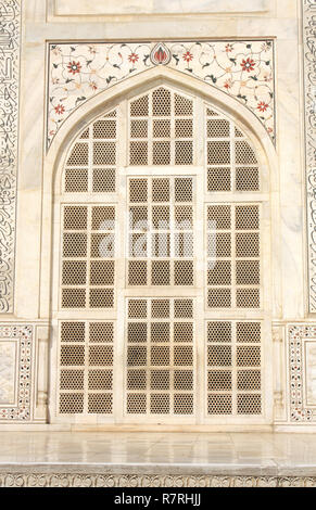 Geschnitzte Fenster und Mosaik auf Marmor im Taj Mahal, Indien Stockfoto
