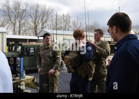New York Central School District Luftwaffe Junior Reserve Officer Training Corps Kadetten check out 148 Air Support der Operation Squadron Ausrüstung, Fort Indiantown Gap, Pittsburgh, Pennsylvania, 30. März 2017. Flieger der 193 regionalen Support Gruppe gab die Kadetten eine Tour von Armee und Luftwaffe Einrichtungen im Ft. Indiantown Gap. Stockfoto