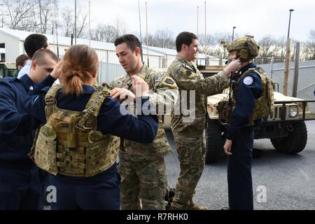 New York Central School District Luftwaffe Junior Reserve Officer Training Corps Kadetten check out 148 Air Support der Operation Squadron Ausrüstung, Fort Indiantown Gap, Pittsburgh, Pennsylvania, 30. März 2017. Flieger der 193 regionalen Support Gruppe gab die Kadetten eine Tour von Armee und Luftwaffe Einrichtungen im Ft. Indiantown Gap. Stockfoto