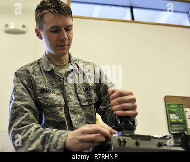 Airman 1st Class Sabatino DiMascio, 62 Aircraft Maintenance Squadron Kommunikation/Navigation mission Systemspezialist, Funktionen ausführt, die Kontrolle der Ausrüstung am 29. März 2017 Auf der flightline an McChord Feld, Washington während auf Aufgabe, DiMascio auf Elektronik und Avionik, z. B. in Radios, GPS und anti-missile defense Systems arbeitet; außer Dienst, er ist Mitglied des pit-Crew an einem Washington Speedway. Stockfoto