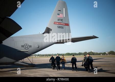 Mitglieder der U.S. Navy Leap Frösche und Gulfport Bürgermeister Billy Hewes Vorbereiten einer 815Th Airlift Squadron C-130J Super Herkules Flugzeug für einen Sprung am 4. April. Der Sprung Frösche koordiniert mit dem Fliegenden Jennies dieser Sprung und mehrere andere aus Keesler Air Force Base, Mississippi als gemeinsame Ausbildung für beide Gruppen, die auch in Verbindung mit Marine Woche und dem Mississippi bicentennial Feier war. Stockfoto