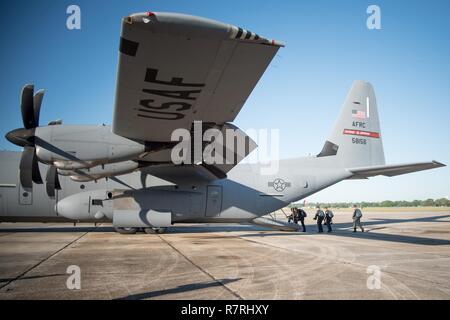 Mitglieder der U.S. Navy Leap Frösche und Gulfport Bürgermeister Billy Hewes Bord eines 815th Airlift Squadron C-130J Super Herkules Flugzeug für einen Sprung am 4. April. Der Sprung Frösche koordiniert mit dem Fliegenden Jennies dieser Sprung und mehrere andere aus Keesler Air Force Base, Mississippi als gemeinsame Ausbildung für beide Gruppen, die auch in Verbindung mit Marine Woche und dem Mississippi bicentennial Feier war. Stockfoto