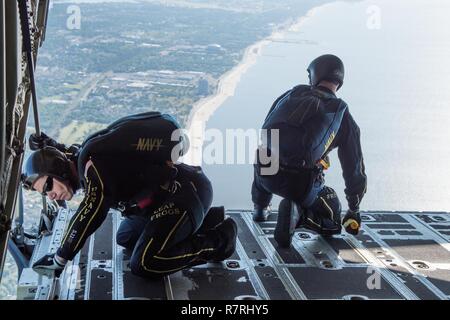 Mitglieder der U.S. Navy Leap Frogs die Landung Bedingungen an der Golfküste prüfen an Bord eines 815th Airlift Squadron C-130J Super Herkules Flugzeug am 4. April. Der Sprung Frösche koordiniert mit dem Fliegenden Jennies dieser Sprung und mehrere andere aus Keesler Air Force Base, Mississippi als gemeinsame Ausbildung für beide Gruppen, die auch in Verbindung mit Marine Woche und dem Mississippi bicentennial Feier war. Stockfoto