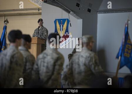 Oberst Kevin Walker, 820Th Base Defense Gruppenkommandant, spricht während der Eröffnungsfeier der 820th BDG Jahrestag, 27. März 2017, bei Moody Air Force Base, Ga. Das Jubiläum 20 Jahre seit der Aktivierung der 820th Base Defense Group und erlaubt Gästen auf ihre Geschichte zu ergehen, die sie verloren haben, und durch eine taktische Demonstrationszug Ehre gedacht. Stockfoto