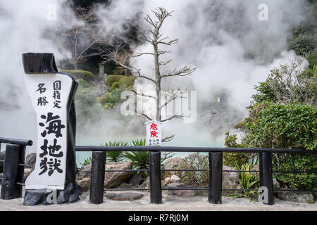 Beppu, Oita, Japan, November 8, 2018: UMI JIGOKU (Meer Hölle) Teich im Herbst, einer der berühmten Thermalquellen Sicht, die die Stockfoto