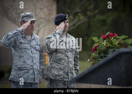 Kaplan (Capt.) Todd Leathermon, 93 d Air Ground Operations Wing Kaplan, Links, und Oberst Kevin Walker, 820Th Base Defense Gruppenkommandant, rechts, grüßt einen Kranz und Memorial während der 820Th BDG Jahrestag, 27. März 2017, bei Moody Air Force Base, Ga. Das Jubiläum 20 Jahre seit der Aktivierung der 820th Base Defense Group, früher bekannt als die Sicherheitskräfte 820th Squadron bekannte gedacht, und erlaubt Gästen auf ihre Geschichte zu ergehen, die Ehre, die Sie verloren haben, und durch eine taktische Demonstrationszug. Stockfoto