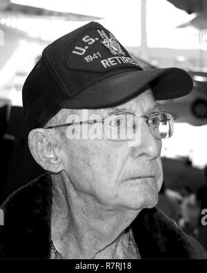 PENSACOLA, Fla. (April 04, 2017) pensionierter Lieutenant Cmdr. Cash Friseur, WWII Veteran, gibt eine Tour durch die konsolidierte Patrol Bomber (PBY Catalina) im National Naval Aviation Museum während seiner Erfahrung der japanische Angriff auf Pearl Harbor. Lt.cmdr Friseur war Gastredner bei einer Marine Heritage Event für die Marine- und Weiterbildung Befehl onboard Naval Air Station Pensacola am 29. März. Stockfoto