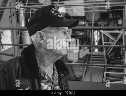 PENSACOLA, Fla. (April 04, 2017) pensionierter Lieutenant Cmdr. Cash Friseur, WWII Veteran, gibt eine Tour durch die konsolidierte Patrol Bomber (PBY Catalina) im National Naval Aviation Museum während seiner Erfahrung der japanische Angriff auf Pearl Harbor. Lt.cmdr Friseur war Gastredner bei einer Marine Heritage Event für die Marine- und Weiterbildung Befehl onboard Naval Air Station Pensacola am 29. März. Stockfoto