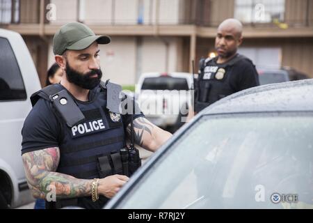 Videoaufnahmen von EIS Durchsetzung und Ausbau (ERO) Flüchtling Operations Teams gegen kriminelle Ausländer, illegale Wiedereinsteigerinnen und Einwanderung Flüchtlinge in New York und Dallas, 3. April 2017 Stockfoto