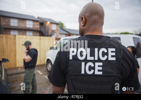 Videoaufnahmen von EIS Durchsetzung und Ausbau (ERO) Flüchtling Operations Teams gegen kriminelle Ausländer, illegale Wiedereinsteigerinnen und Einwanderung Flüchtlinge in New York und Dallas, 3. April 2017 Stockfoto