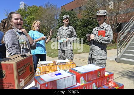 Us-Luftwaffe Kapitän Lindsey Weston (links) und Maj. Lisa Dodge (rechts), 145 Airlift Wing, erhalten Cookies von Pfadfinderinnen mit Troop 20436, die freiwillig ihre Zeit zu geben, Cookies auf der North Carolina Air National Guard Base, Charlotte Douglas International Airport, 2. April 2017. Die Pfadfinder spendeten über 500 Boxen sowie mehrere Fälle von Cookies an die Mitglieder zu versenden. Stockfoto