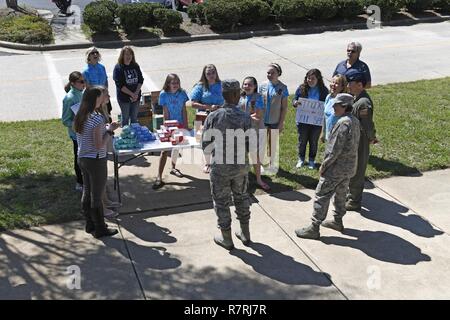 Us Air Force Brig. Gen. Clarence Ervin (Mitte), Leiter Personal, Joint Force Headquarters, North Carolina Air National Guard, spricht mit Pfadfinderinnen aus Troop 20436 über im Militär auf der North Carolina Air National Guard Base, Charlotte Douglas International Airport, 2. April 2017. Die Pfadfinder aus Denver, N.C., über 500 Boxen gespendet mit persönlichen Dankesschreiben sowie mehrere Fälle von Cookies an die Mitglieder zu versenden. Stockfoto